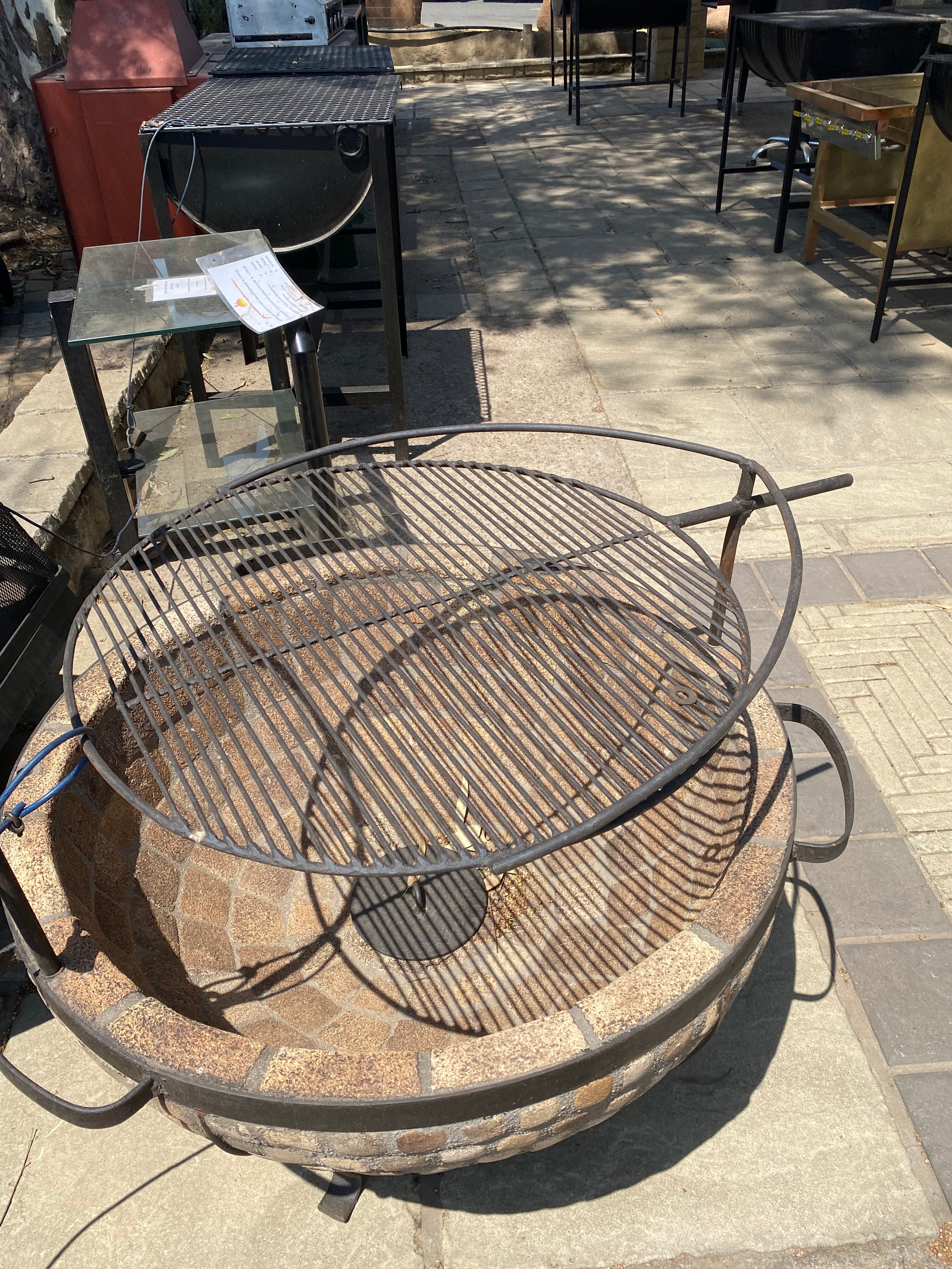 Adjustable cooking grid for Bluestone pit fires